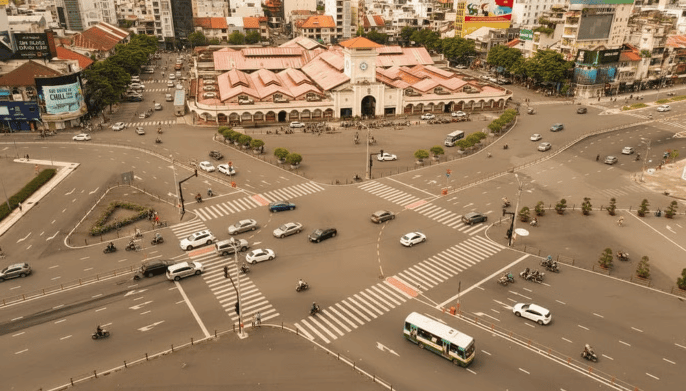 Ben Thanh Market is located at the intersection of Phan Boi Chau, Phan Chu Trinh, Le Thanh Ton streets and opposite Quach Thi Trang Park